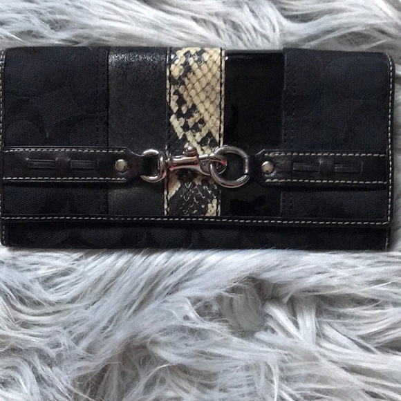 Coach Handbags - ❤️Coach Hampton wallet..classic canvas signature